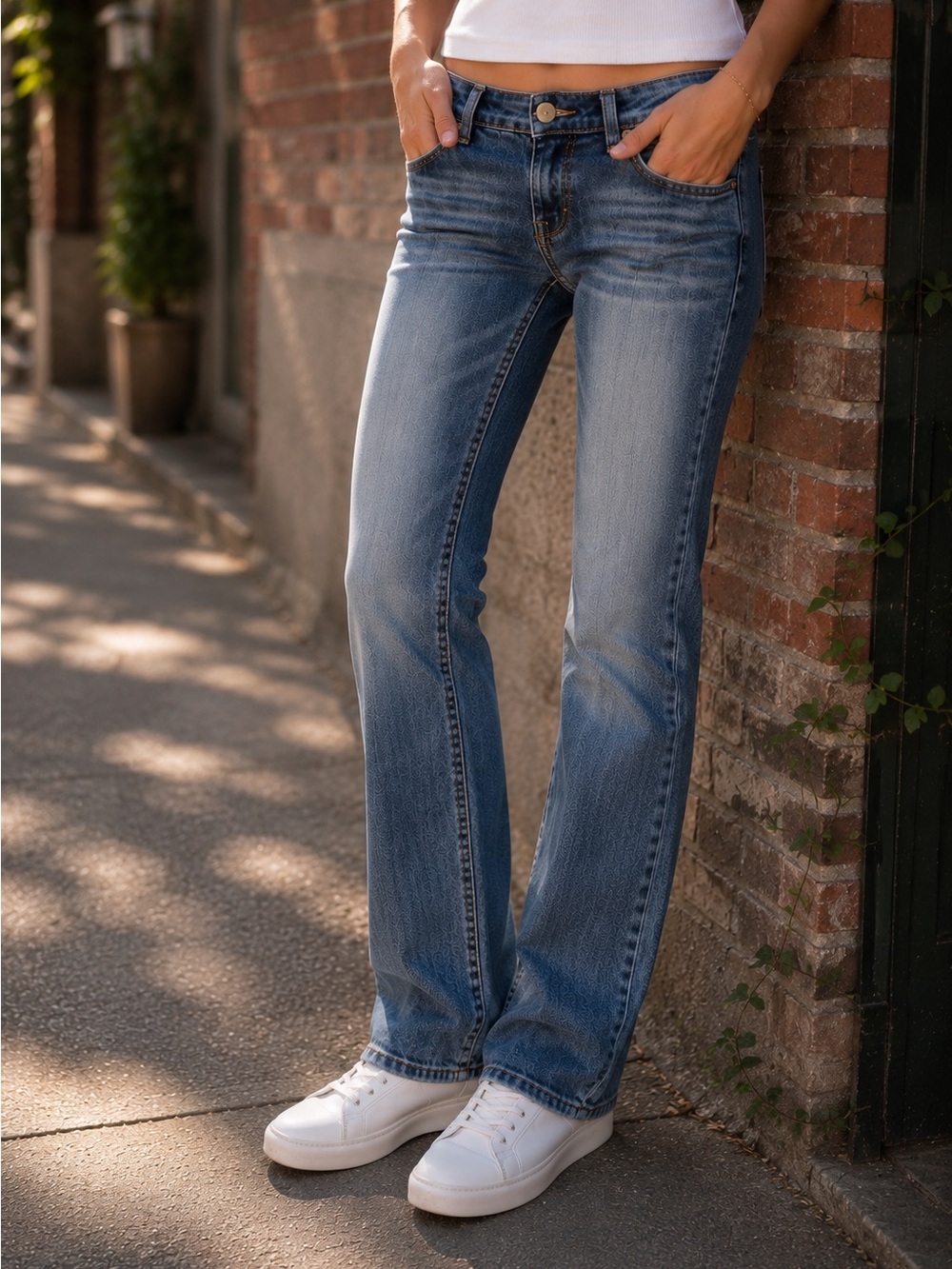 American Eagle Y2K Straight Leg Low Rise Jeans Distressed Medium Wash Size 6